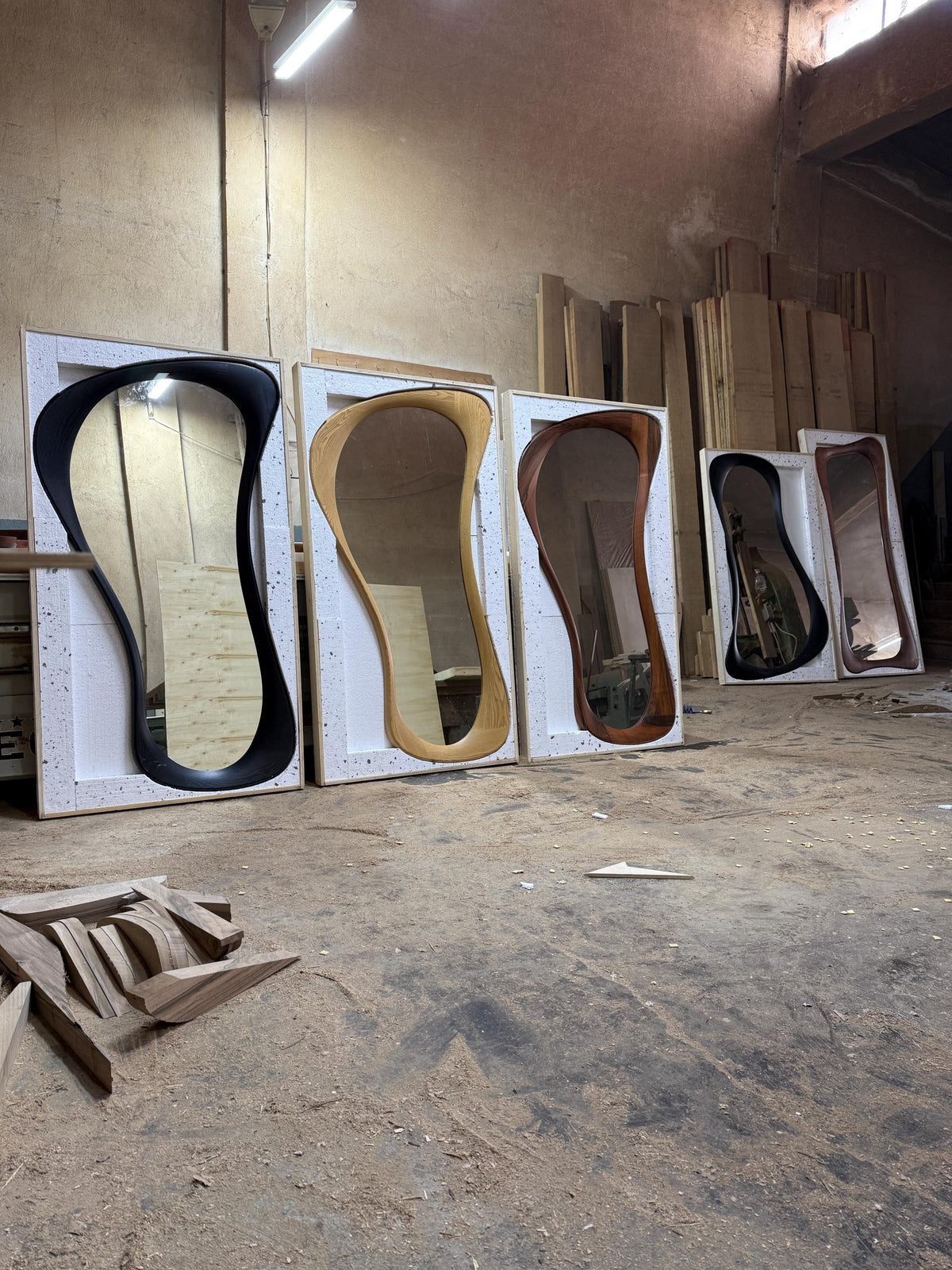 Timberror black oak asymmetrical mirror, Dune design — alternate product view 11